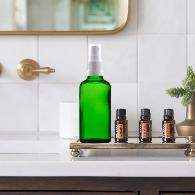 Recipient cosmetic verde 50 ml cu spray alb