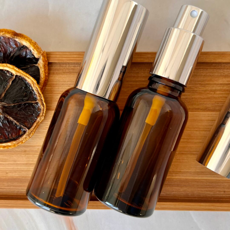 Recipient sticla maro 50 ml, spray argintiu